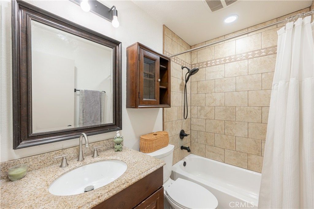 Image 14 of property listing at 27706 Hartford, Castaic, CA 91384