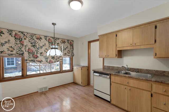 785 Barrington Road, Grosse Pointe Park, MI 48230