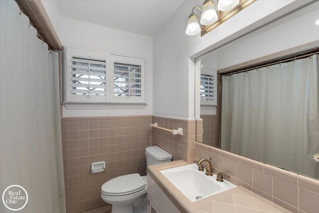 785 Barrington Road, Grosse Pointe Park, MI 48230