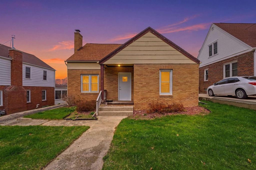 612 W Mackie Street, Beaver Dam, WI 53916