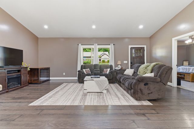 100 Mockingbird Ln, Hartsville, TN 37074