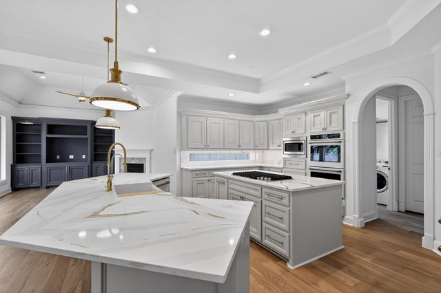 2 Argonne Place, The Woodlands, TX 77382