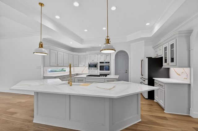 2 Argonne Place, The Woodlands, TX 77382