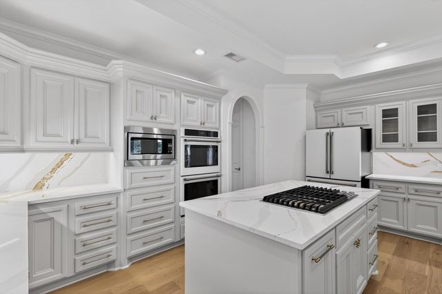 2 Argonne Place, The Woodlands, TX 77382