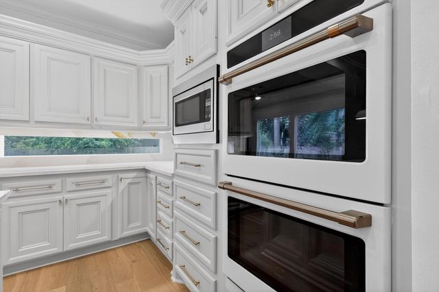 2 Argonne Place, The Woodlands, TX 77382