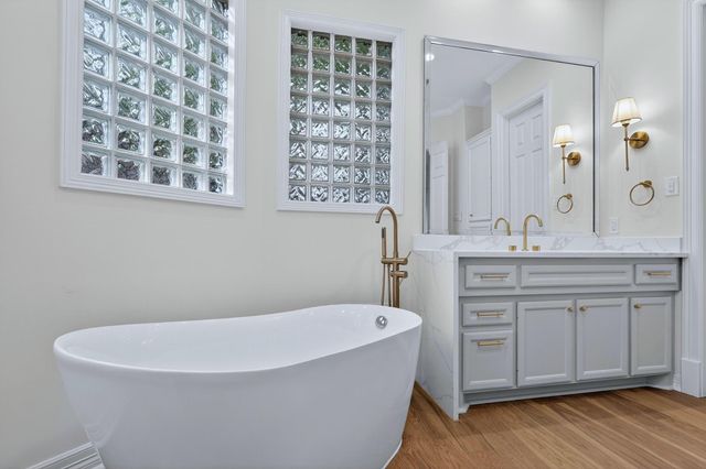 2 Argonne Place, The Woodlands, TX 77382