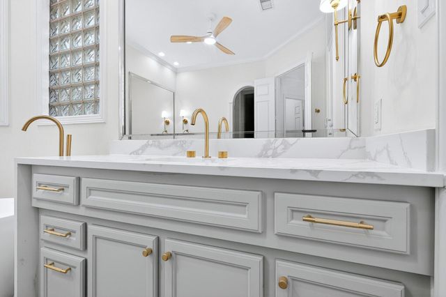 2 Argonne Place, The Woodlands, TX 77382