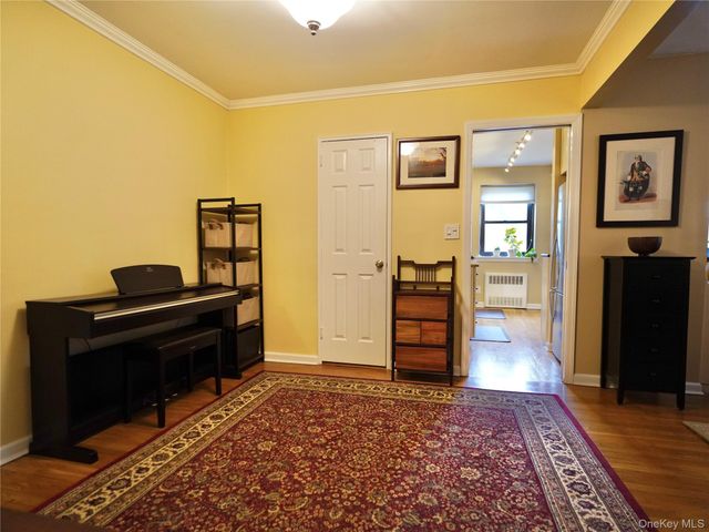 50 Brompton Road 3C, Great Neck, NY 11021