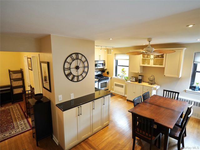 50 Brompton Road 3C, Great Neck, NY 11021