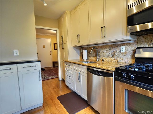 50 Brompton Road 3C, Great Neck, NY 11021