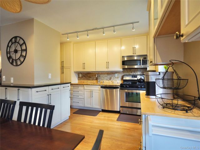 50 Brompton Road 3C, Great Neck, NY 11021