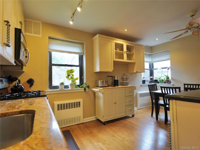 50 Brompton Road 3C, Great Neck, NY 11021