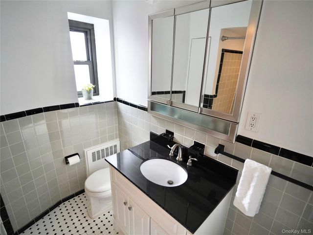 50 Brompton Road 3C, Great Neck, NY 11021