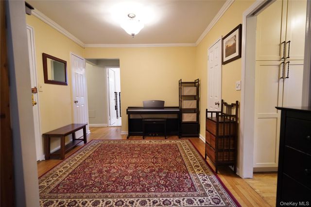 50 Brompton Road 3C, Great Neck, NY 11021