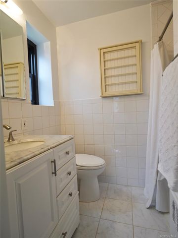 50 Brompton Road 3C, Great Neck, NY 11021