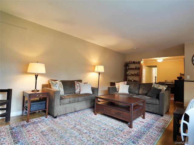 50 Brompton Road 3C, Great Neck, NY 11021