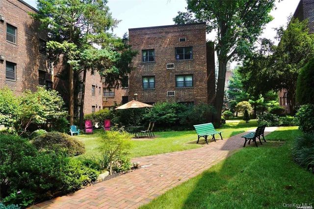 50 Brompton Road 3C, Great Neck, NY 11021