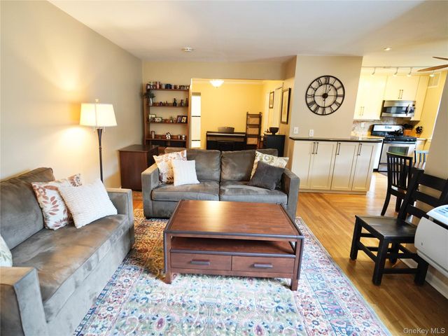 50 Brompton Road 3C, Great Neck, NY 11021