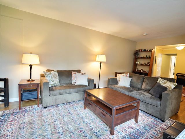 50 Brompton Road 3C, Great Neck, NY 11021