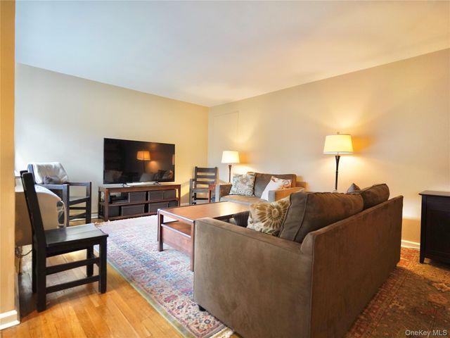 50 Brompton Road 3C, Great Neck, NY 11021