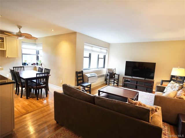 50 Brompton Road 3C, Great Neck, NY 11021