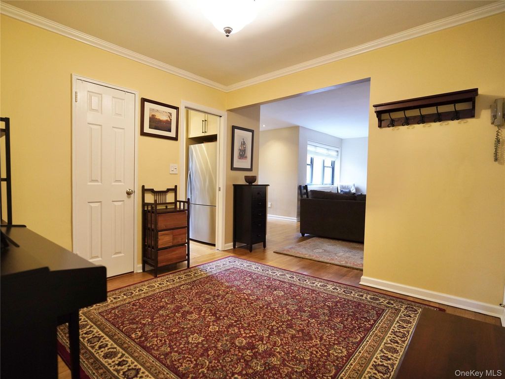 50 Brompton Road 3C, Great Neck, NY 11021