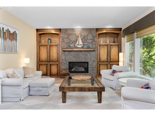 17677 WESTVIEW Dr, Lake Oswego, OR 97034