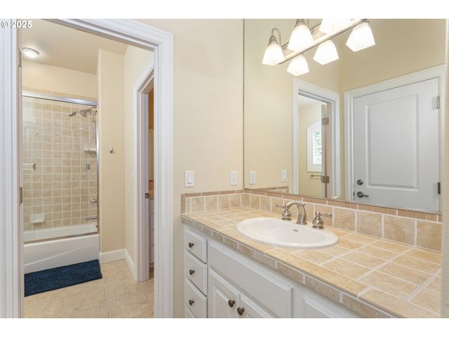 17677 WESTVIEW Dr, Lake Oswego, OR 97034