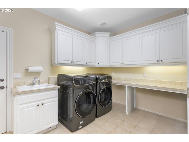 17677 WESTVIEW Dr, Lake Oswego, OR 97034