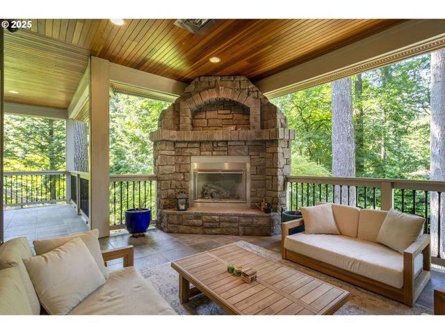 17677 WESTVIEW Dr, Lake Oswego, OR 97034