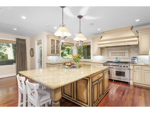 17677 WESTVIEW Dr, Lake Oswego, OR 97034