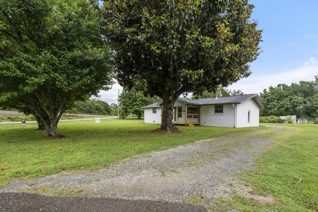 1156 Chestnut Dr, Burns, TN 37029
