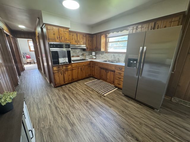 1156 Chestnut Dr, Burns, TN 37029