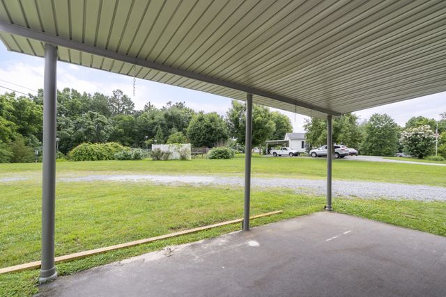 1156 Chestnut Dr, Burns, TN 37029