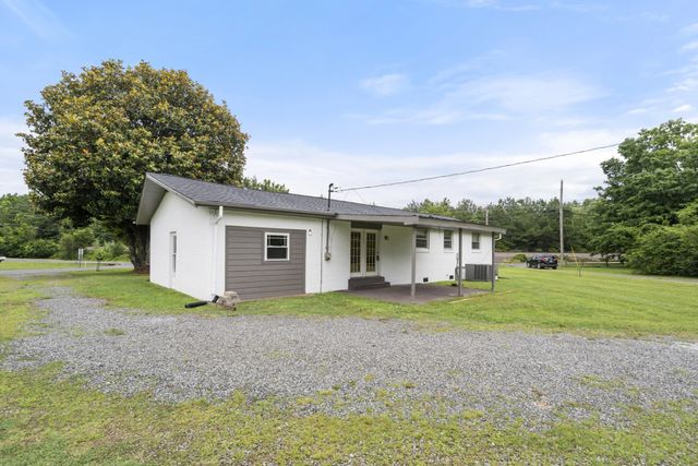 1156 Chestnut Dr, Burns, TN 37029