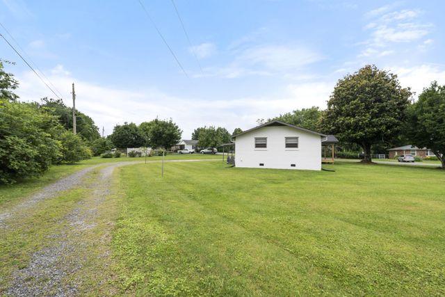 1156 Chestnut Dr, Burns, TN 37029