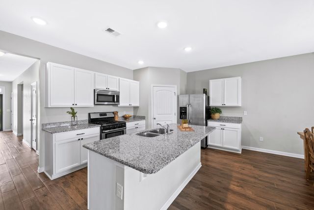 676 Prominence Rd, Columbia, TN 38401