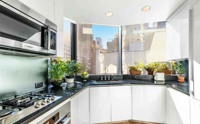 50 United Nations Plz Apt 7D, New York City, NY 10017