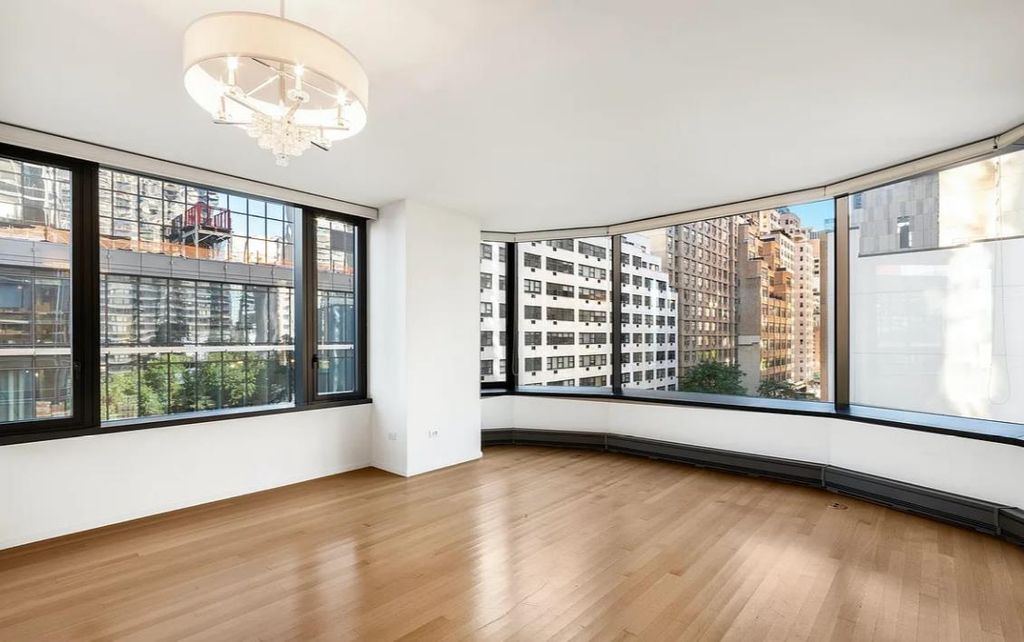 50 United Nations Plz Apt 7D, New York City, NY 10017