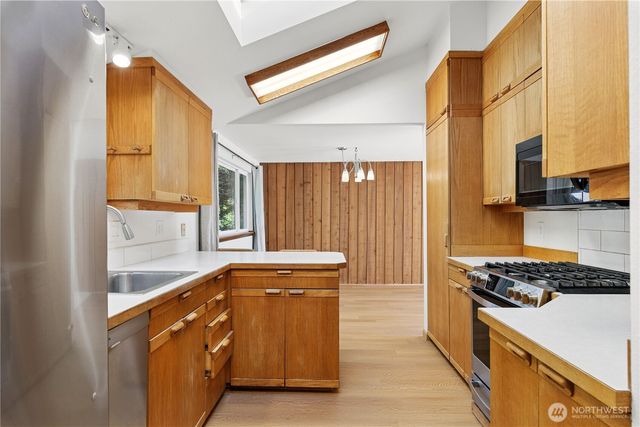 16226 NE 57th Street, Redmond, WA 98065