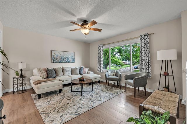 2207 Waveland Drive, Bettendorf, IA 52722
