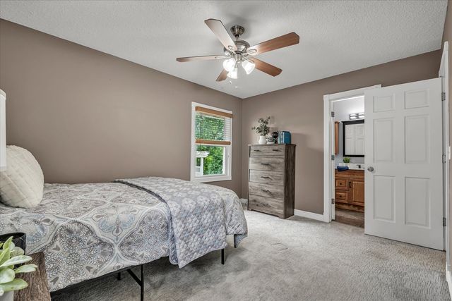 2207 Waveland Drive, Bettendorf, IA 52722