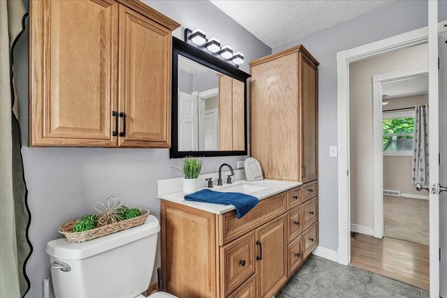 2207 Waveland Drive, Bettendorf, IA 52722