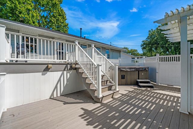 2207 Waveland Drive, Bettendorf, IA 52722