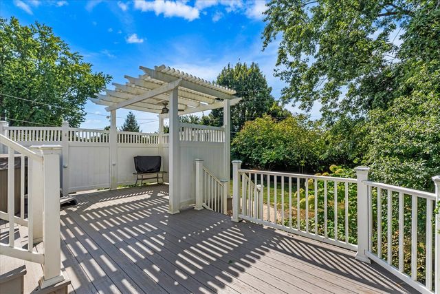 2207 Waveland Drive, Bettendorf, IA 52722