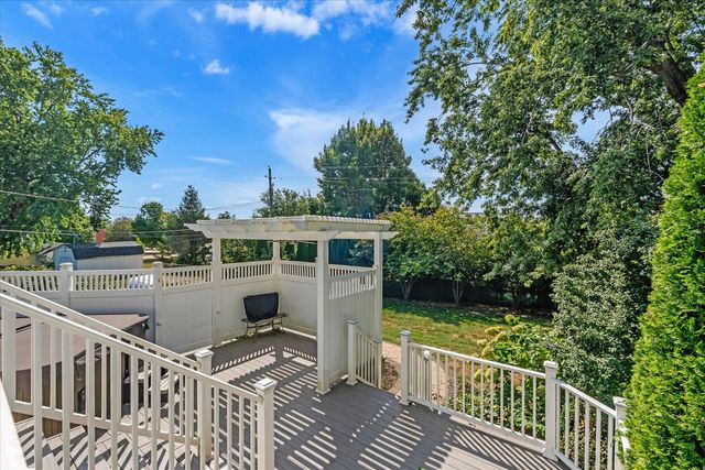 2207 Waveland Drive, Bettendorf, IA 52722