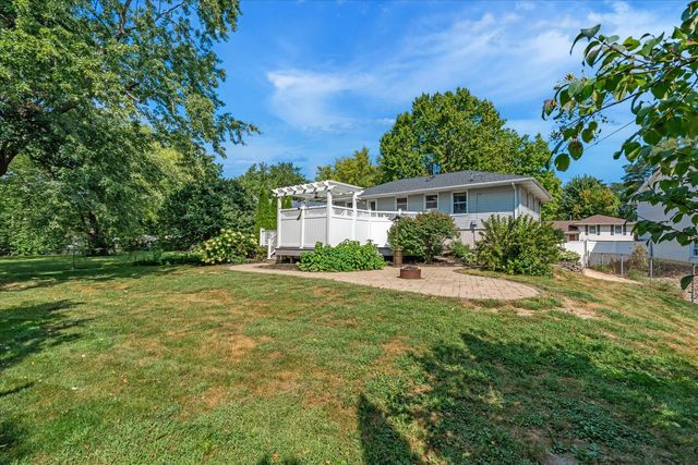 2207 Waveland Drive, Bettendorf, IA 52722