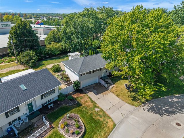 2207 Waveland Drive, Bettendorf, IA 52722