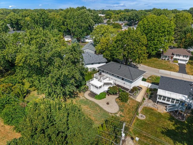 2207 Waveland Drive, Bettendorf, IA 52722