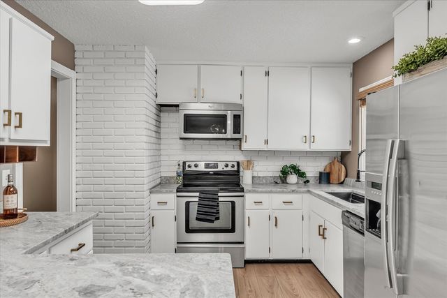 2207 Waveland Drive, Bettendorf, IA 52722